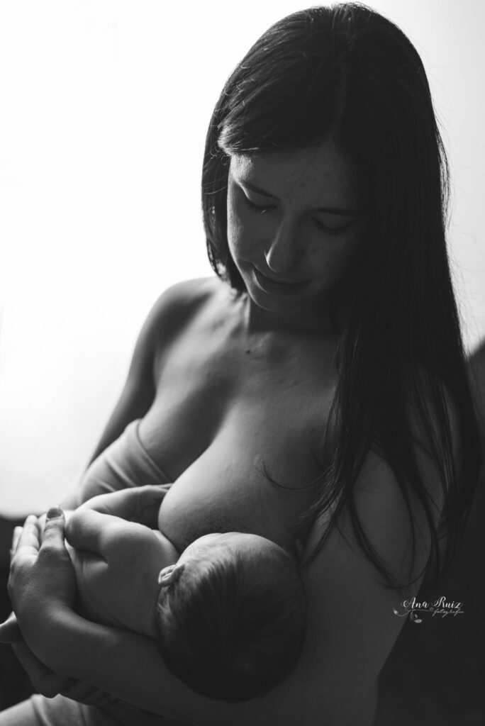madre amamanta a su bebe. e lactancia